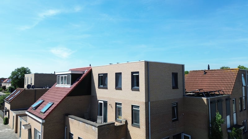 Prefab dakopbouw in Weesp met gevelstenen