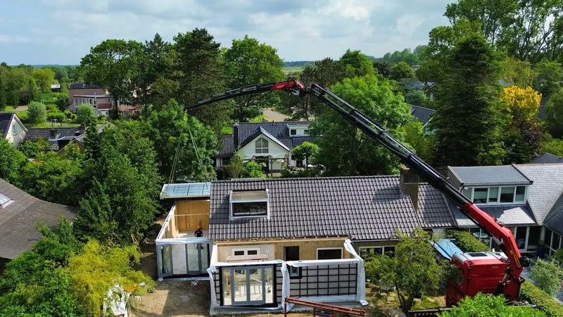 Prefab uitbouw in Castricum. Gerealiseerd door Prefabmaat en Bruggeling Timmerwerken