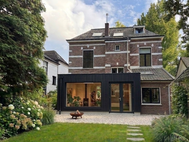Ruime zwarte L-uitbouw in Apeldoorn. Uitbouw heeft een afmeting van 57m2