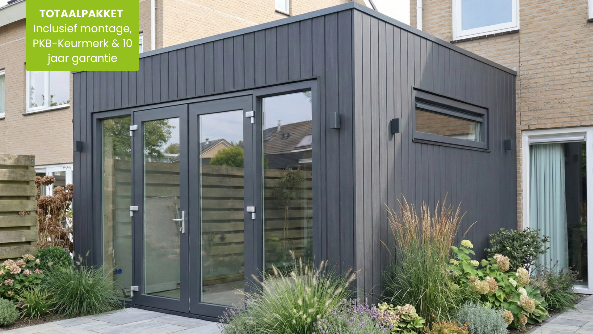 Zwarte houten prefab aanbouw. Kosten overzicht en richtprijs van een prefab aanbouw 10m2