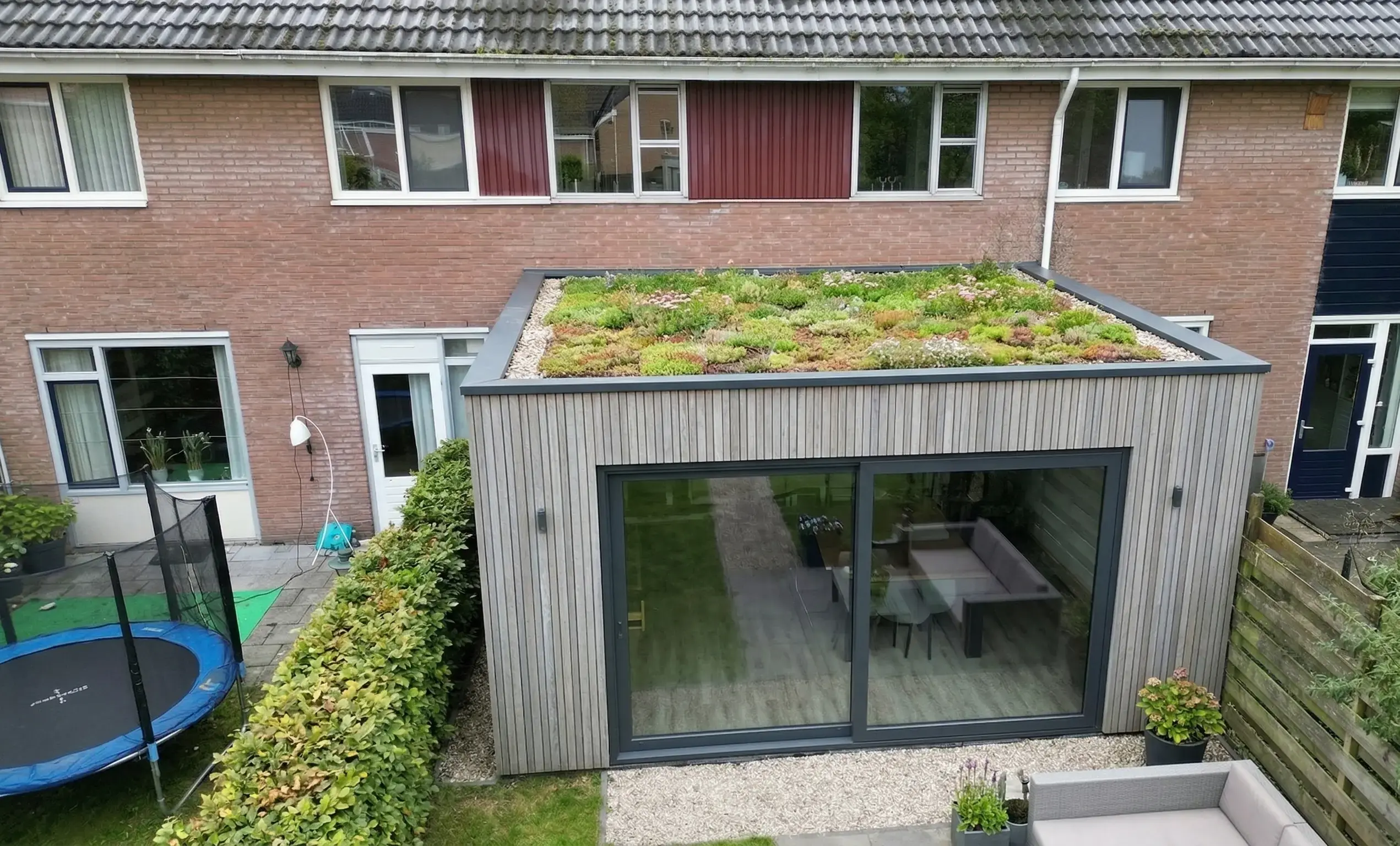 https://26474953.fs1.hubspotusercontent-eu1.net/hubfs/26474953/Aanbouw%20Vergrijsd%20Frak%C3%A9%2c%20Sedumdak.webp