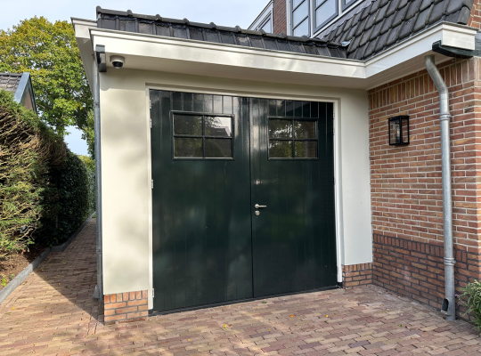 Aanbouw met garagedeur