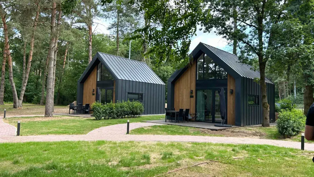 Grote luxe prefab vakantiewoning met puntdak