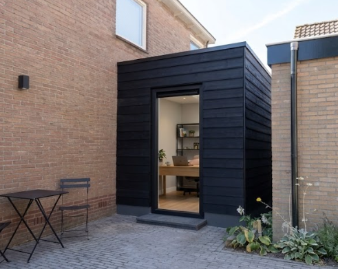 Prefab N vormige aanbouw met zwarte gevelbekleding
