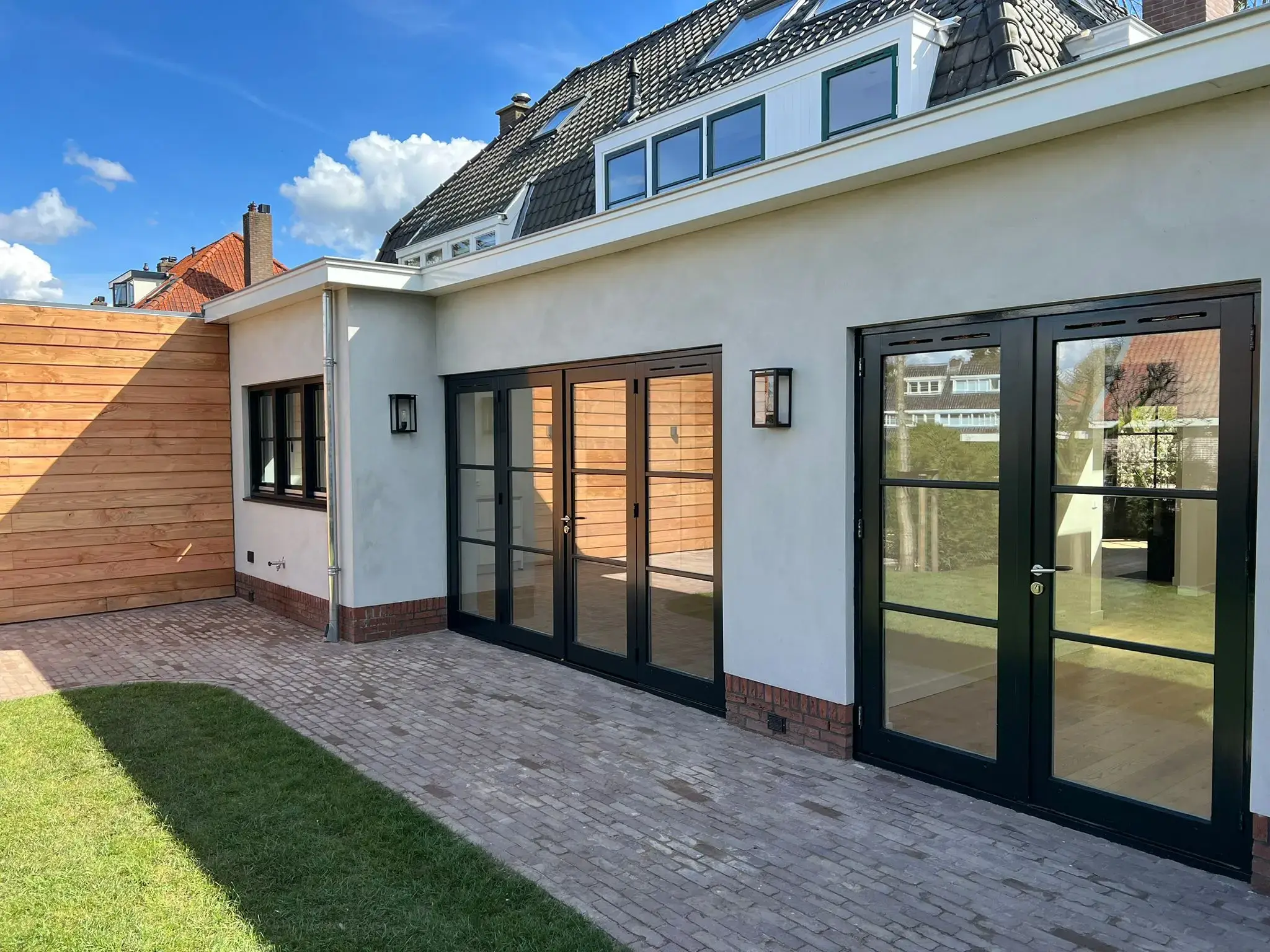 Witte aanbouw